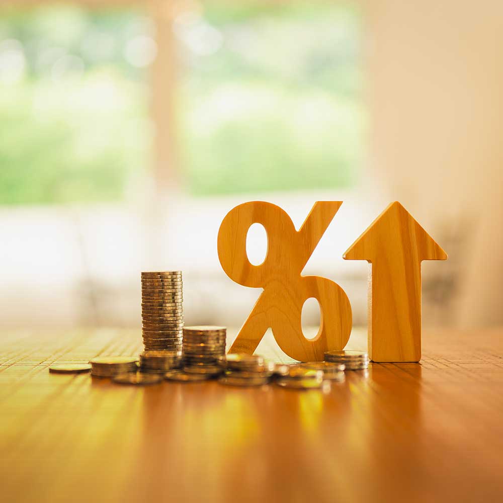 Prozentmodell und Aufwärtspfeilsymbol mit Münzstapel