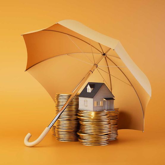 Versicherung beim Hauskauf. Münzen und ein Haus unter einem Regenschirm auf orangefarbenem Hintergrund. 3D-Rendering